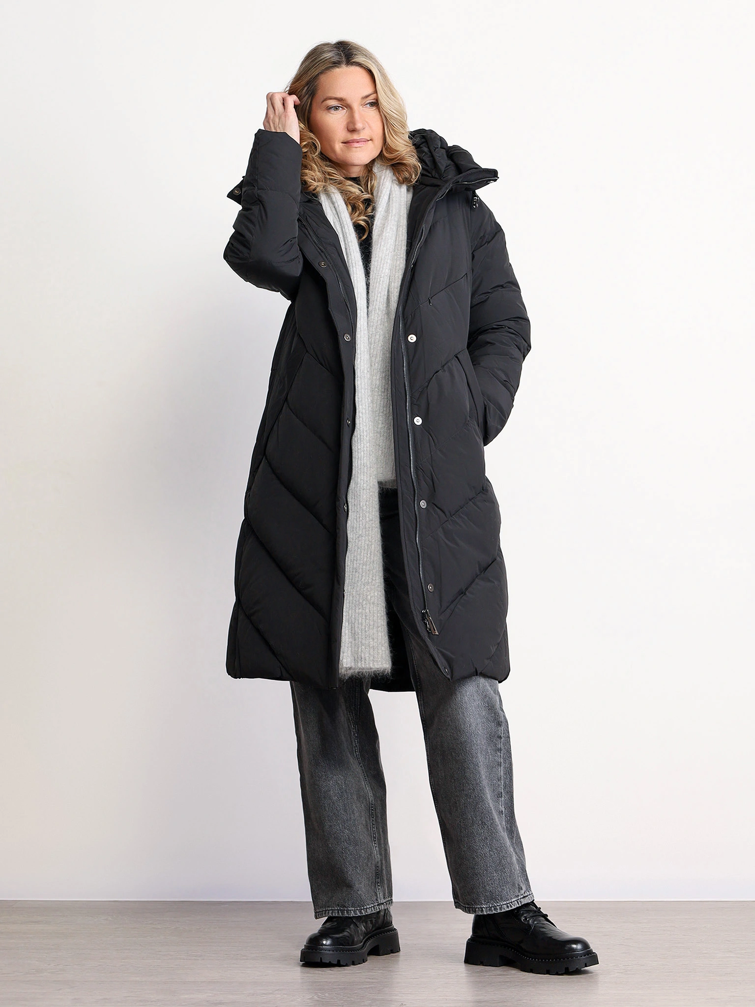 Пуховик черного цвета с двойным капюшоном